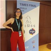 Estudiante de ingeniería aeroespacial da clases de matemáticas y física